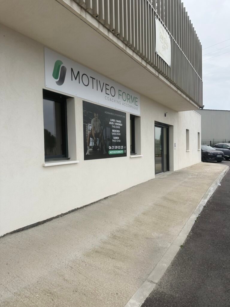 devanture motivéo forme avec enseigne et entrée pour coaching privé et ems sur lancon de provence et ses alentours